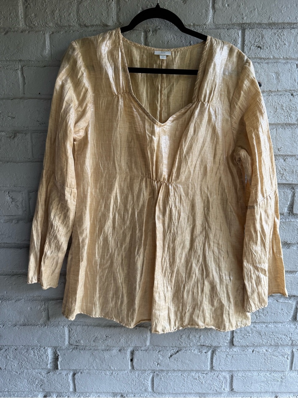 J Jill Sz M shimmering gold long sleeve Sq V neckline w/3small gathered detail
